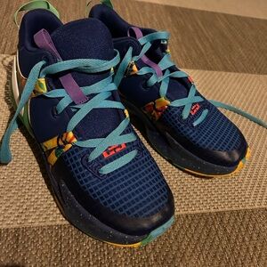 Nike Youth size 6 basketball shoes